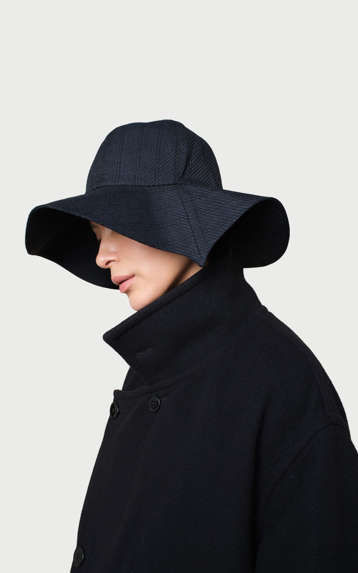 The Curve Paradox Wide-brim Leaf Hat worn by a model